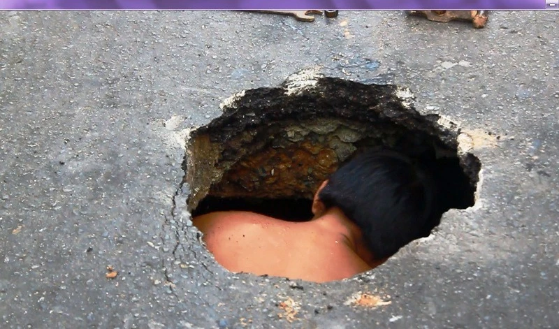 Hố sâu xuất hiện giữa trung tâm Sài Gòn ảnh 3
